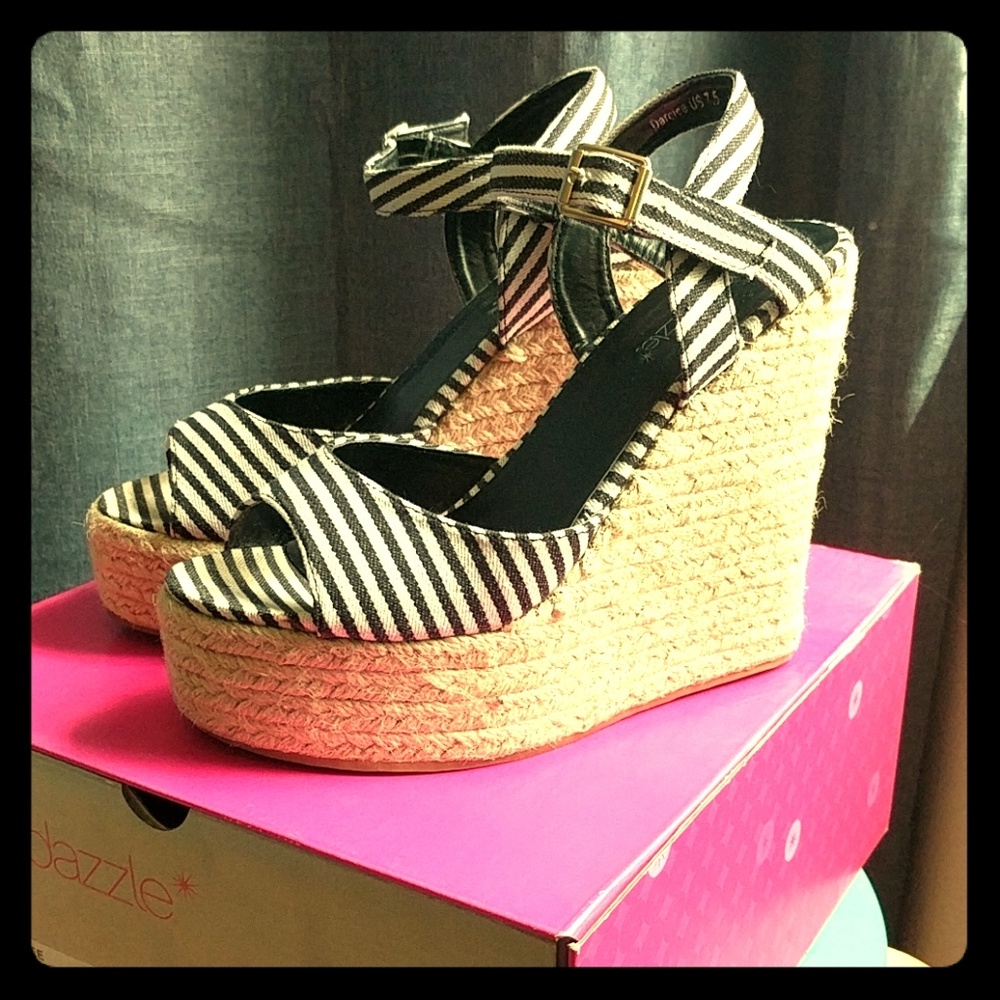 Darclee platform wedge sandals